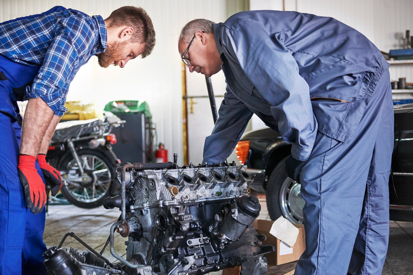 mecanicos-reparando-coche-taller_329181-11800