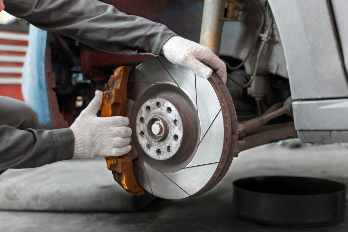 trabajador-vista-lateral-reparando-auto_23-2150171256